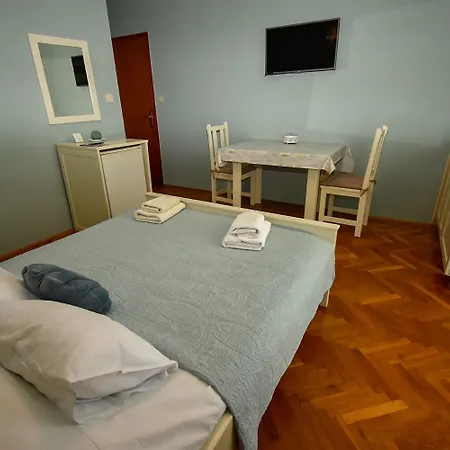 Apartmán And Frane *